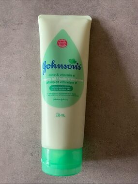 Johnsons Aloe & Vitamin E Creamy Oil - Green